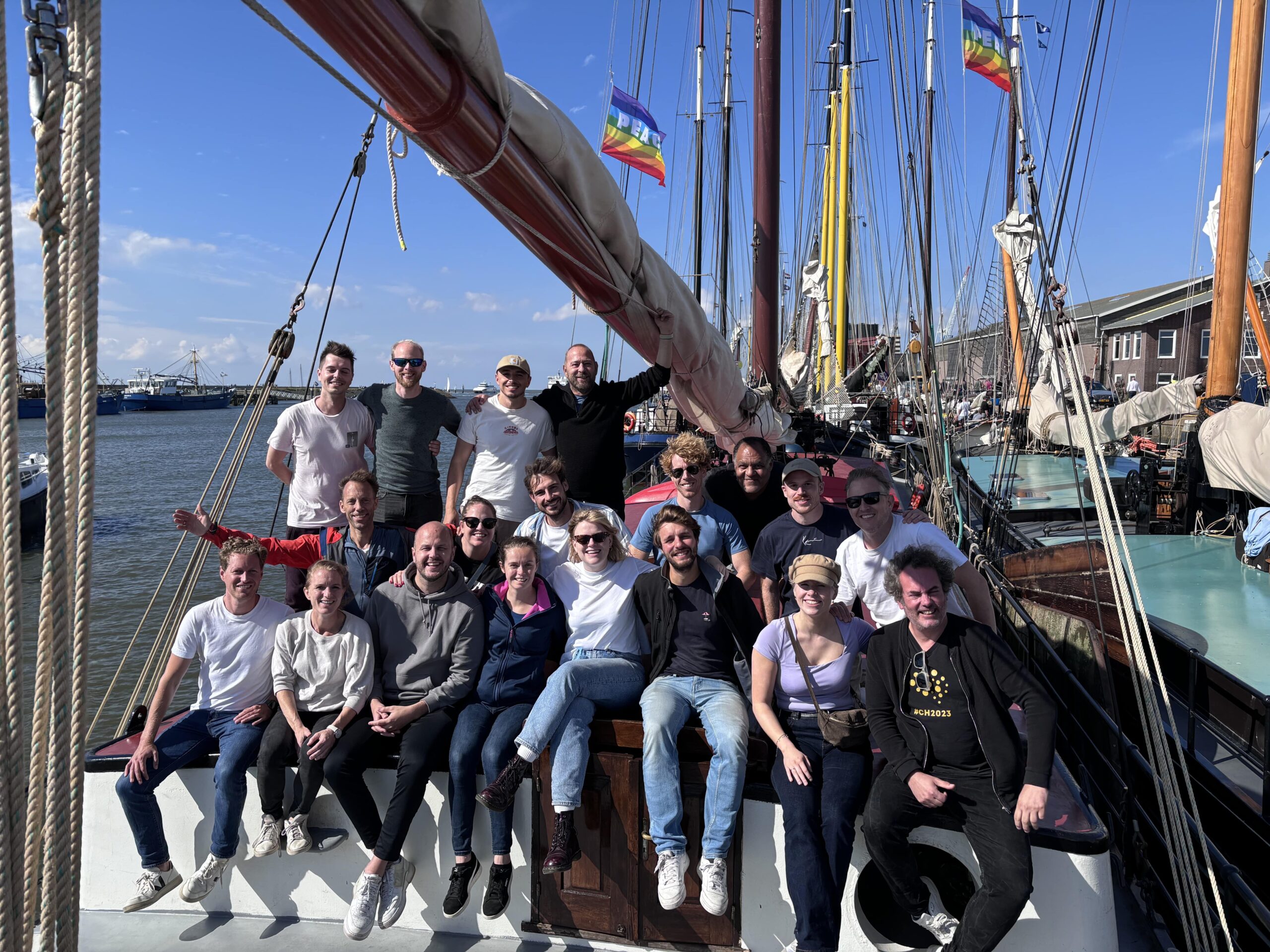 Afbeelding van alle collega's op een teamuitje